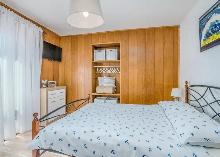 2 Bedroom Gorgeous In Baška