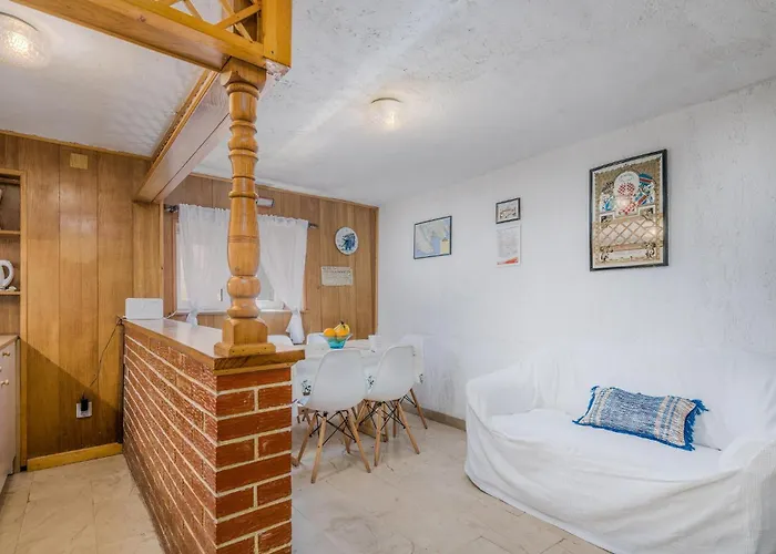 2 Bedroom Gorgeous In Baška