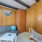 2 Bedroom Gorgeous In Case de vacanță Baška