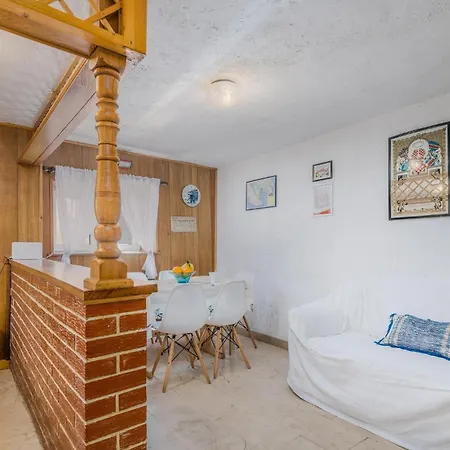 2 Bedroom Gorgeous In Baška