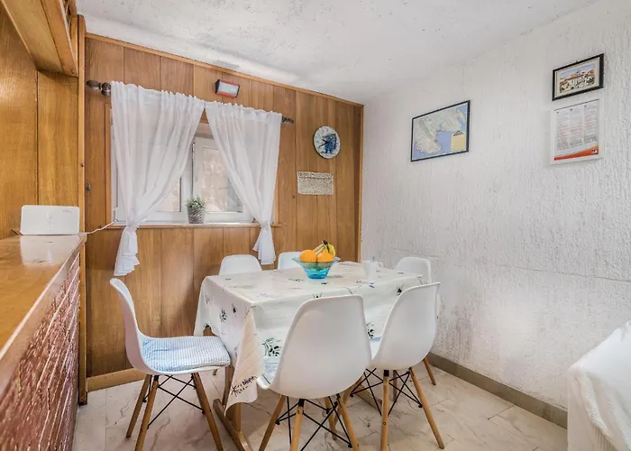 2 Bedroom Gorgeous In Dom wakacyjny Baška