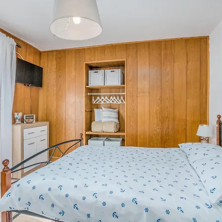2 Bedroom Gorgeous In Baška